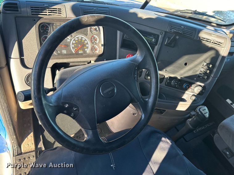 image for item LO9438 2013 Freightliner Cascadia  semi truck