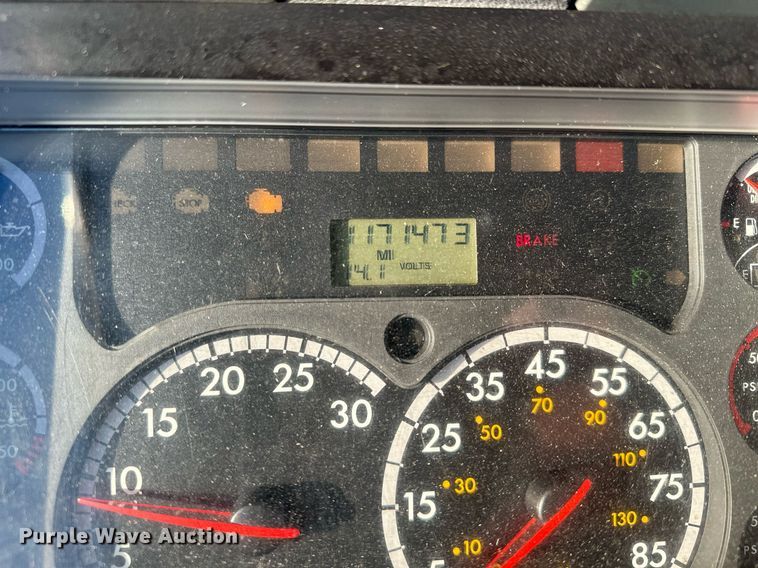 image for item LO9438 2013 Freightliner Cascadia  semi truck