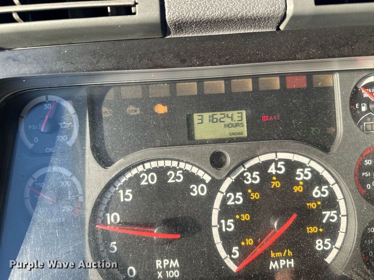 image for item LO9438 2013 Freightliner Cascadia  semi truck