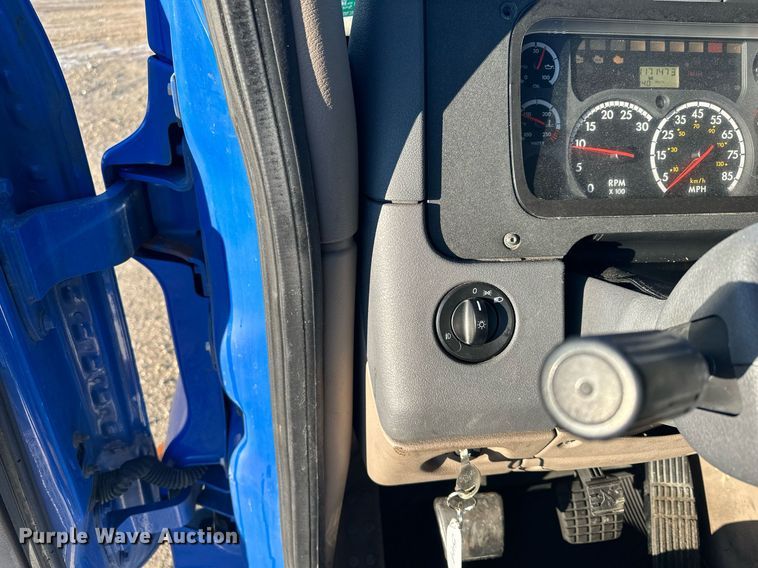 image for item LO9438 2013 Freightliner Cascadia  semi truck