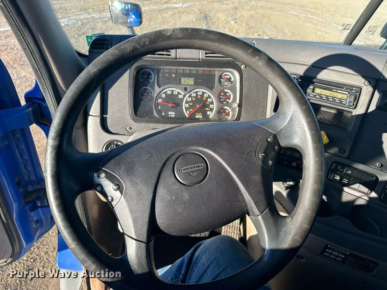 image for item LO9438 2013 Freightliner Cascadia  semi truck