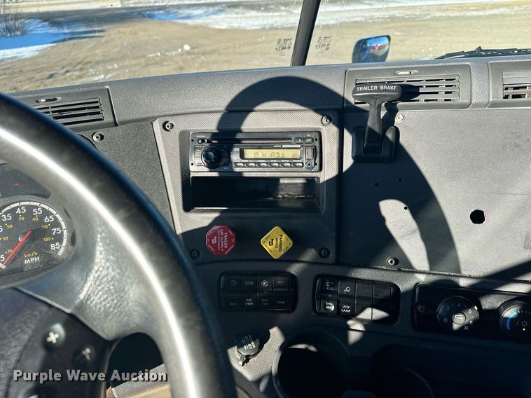 image for item LO9438 2013 Freightliner Cascadia  semi truck