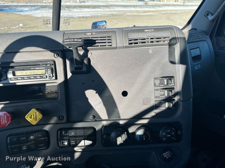 image for item LO9438 2013 Freightliner Cascadia  semi truck