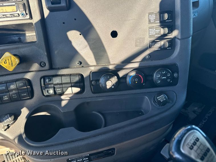 image for item LO9438 2013 Freightliner Cascadia  semi truck