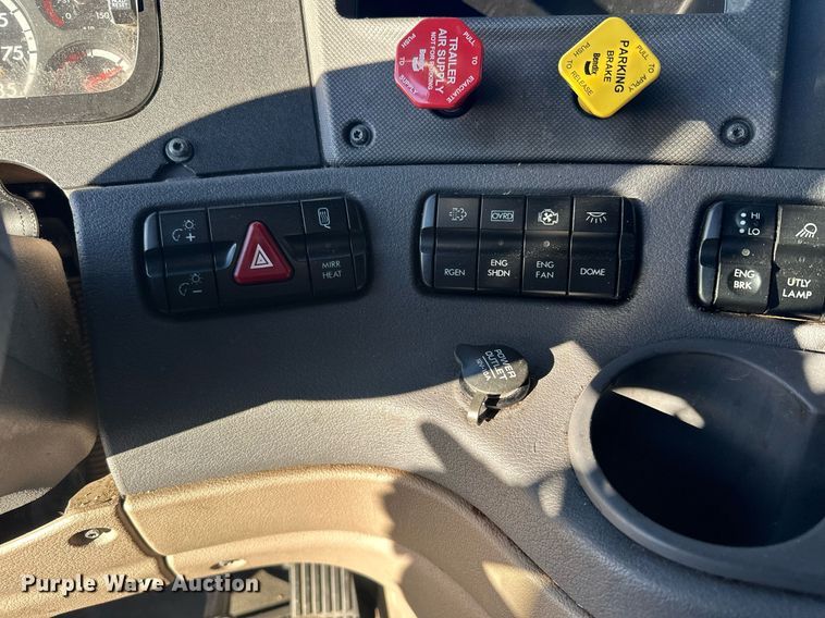 image for item LO9438 2013 Freightliner Cascadia  semi truck