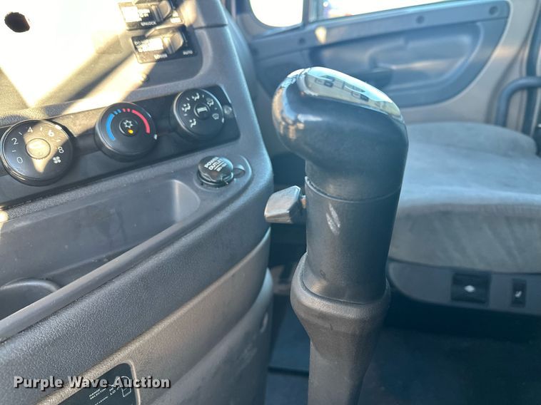 image for item LO9438 2013 Freightliner Cascadia  semi truck