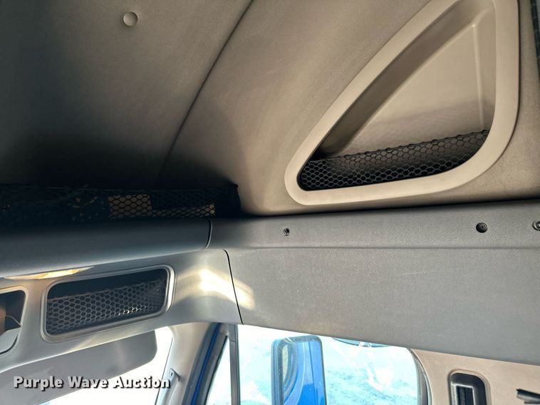 image for item LO9438 2013 Freightliner Cascadia  semi truck