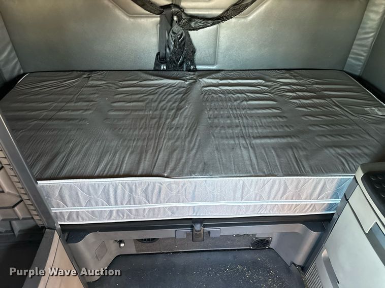 image for item LO9438 2013 Freightliner Cascadia  semi truck