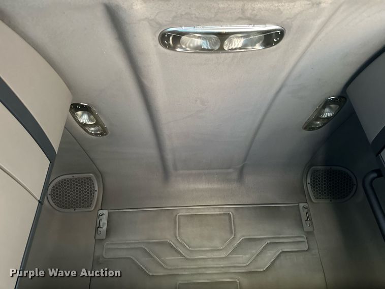 image for item LO9438 2013 Freightliner Cascadia  semi truck