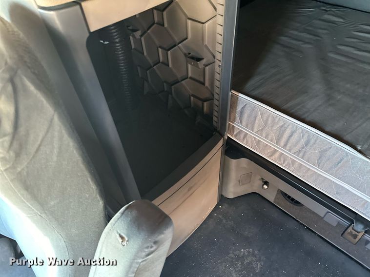 image for item LO9438 2013 Freightliner Cascadia  semi truck