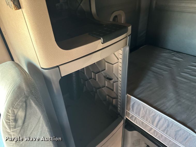 image for item LO9438 2013 Freightliner Cascadia  semi truck