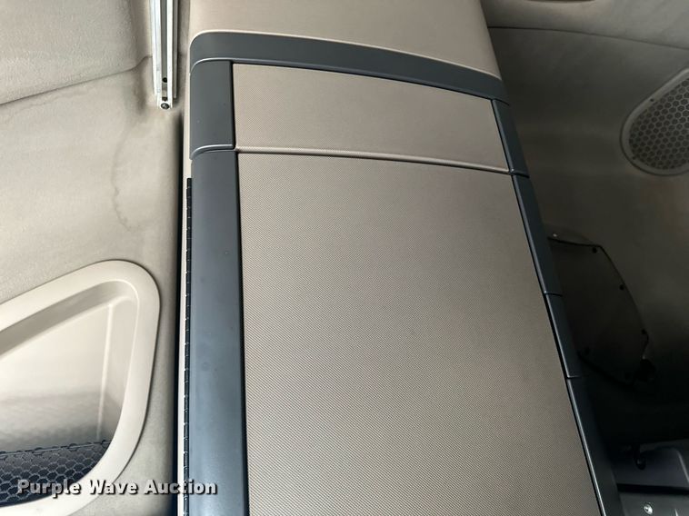 image for item LO9438 2013 Freightliner Cascadia  semi truck