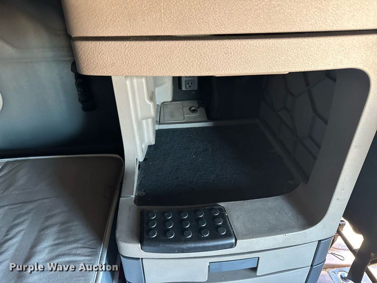 image for item LO9438 2013 Freightliner Cascadia  semi truck