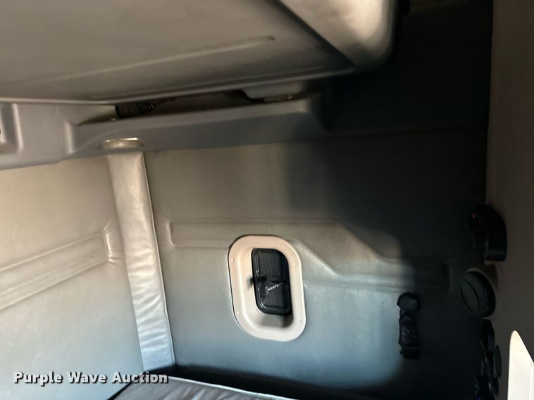 image for item LO9438 2013 Freightliner Cascadia  semi truck