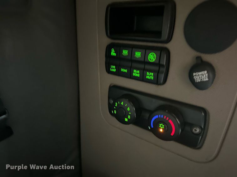 image for item LO9438 2013 Freightliner Cascadia  semi truck