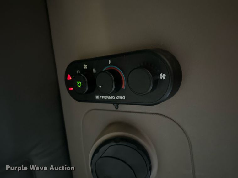 image for item LO9438 2013 Freightliner Cascadia  semi truck