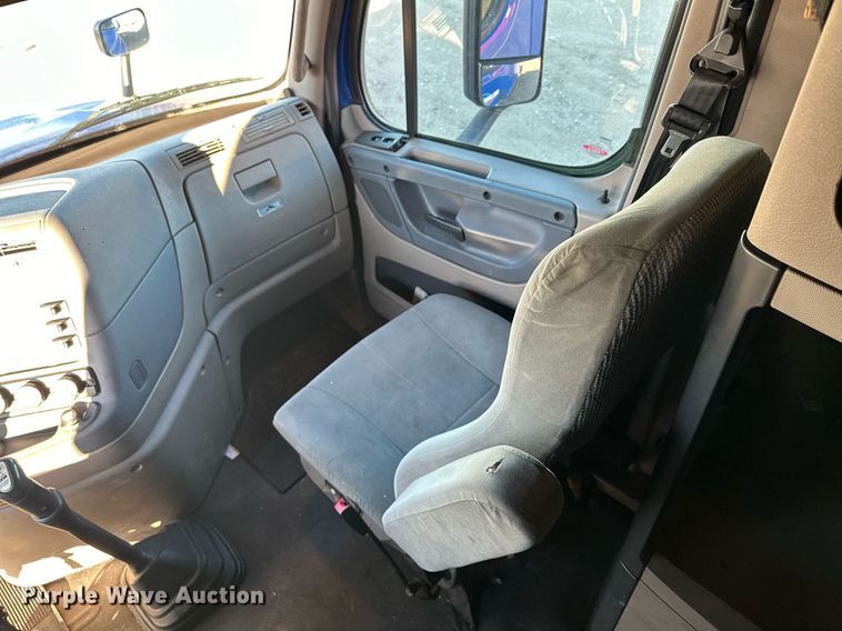 image for item LO9438 2013 Freightliner Cascadia  semi truck