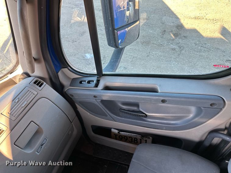 image for item LO9438 2013 Freightliner Cascadia  semi truck