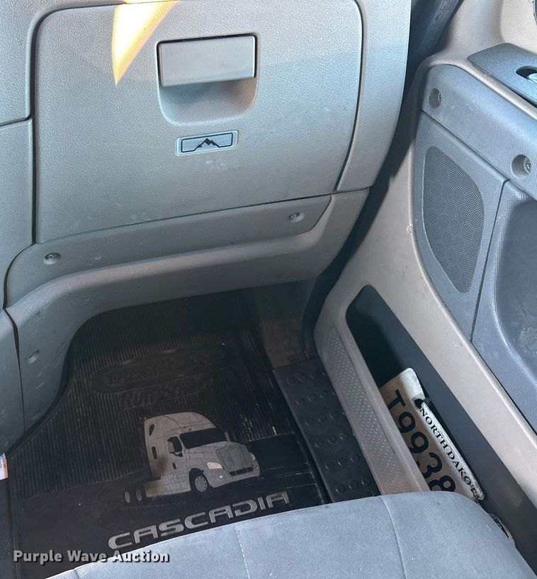 image for item LO9438 2013 Freightliner Cascadia  semi truck