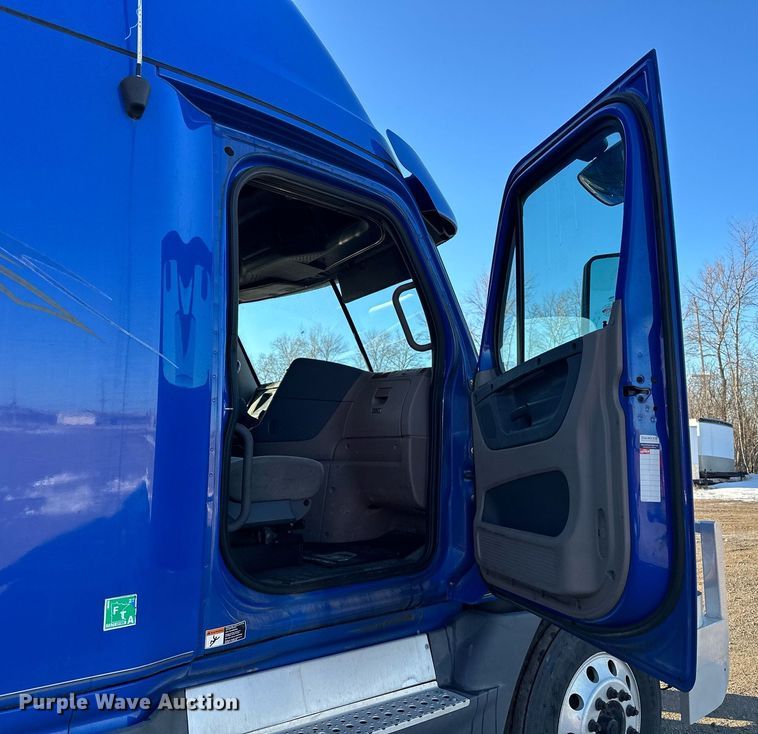 image for item LO9438 2013 Freightliner Cascadia  semi truck