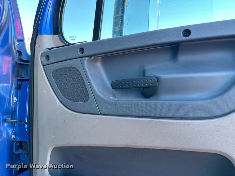 image for item LO9438 2013 Freightliner Cascadia  semi truck