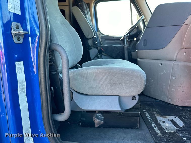 image for item LO9438 2013 Freightliner Cascadia  semi truck