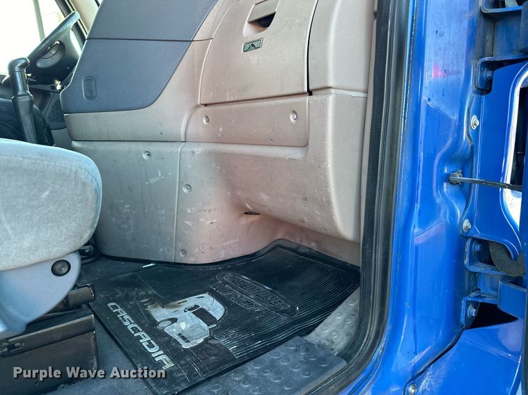 image for item LO9438 2013 Freightliner Cascadia  semi truck