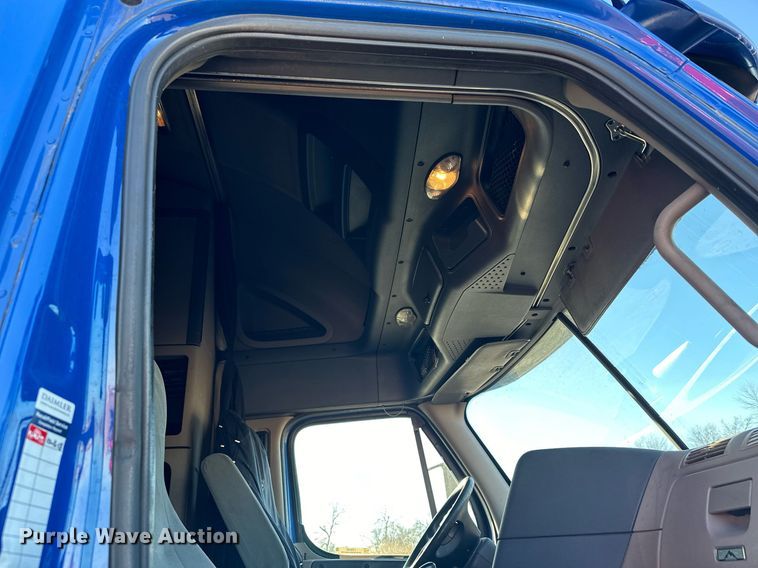 image for item LO9438 2013 Freightliner Cascadia  semi truck