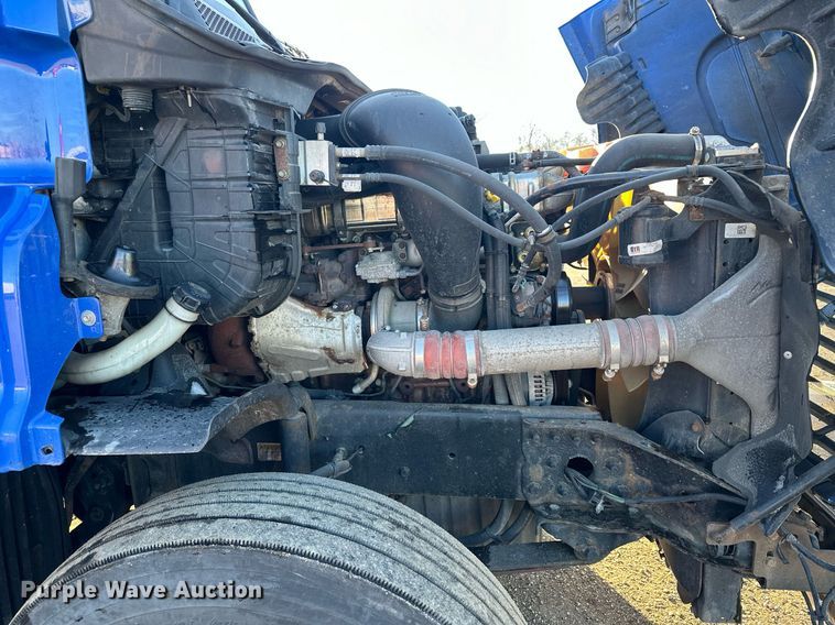 image for item LO9438 2013 Freightliner Cascadia  semi truck