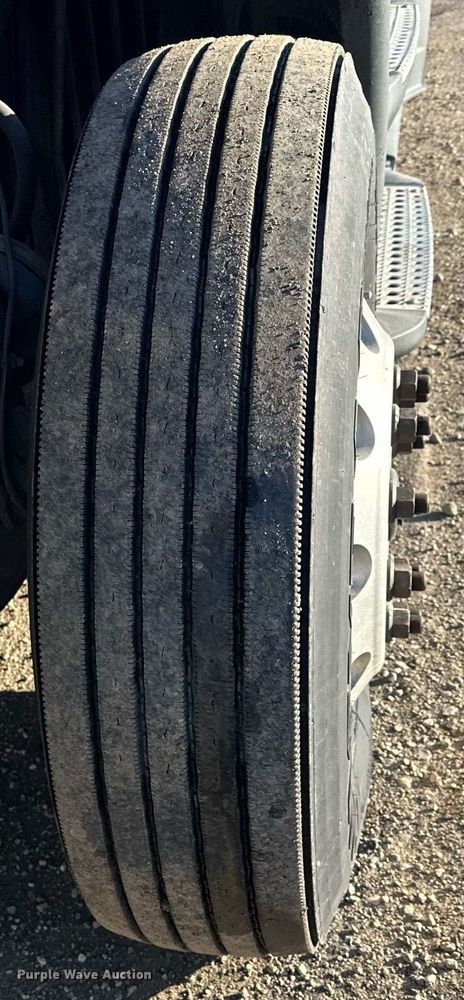 image for item LO9438 2013 Freightliner Cascadia  semi truck