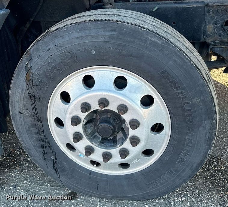 image for item LO9438 2013 Freightliner Cascadia  semi truck