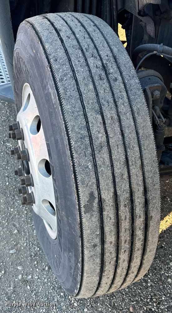 image for item LO9438 2013 Freightliner Cascadia  semi truck