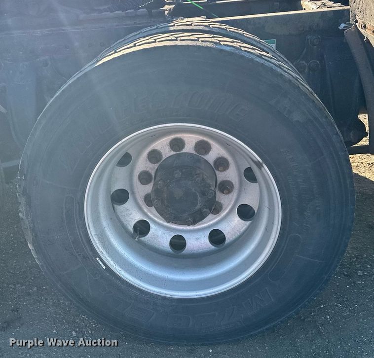 image for item LO9438 2013 Freightliner Cascadia  semi truck