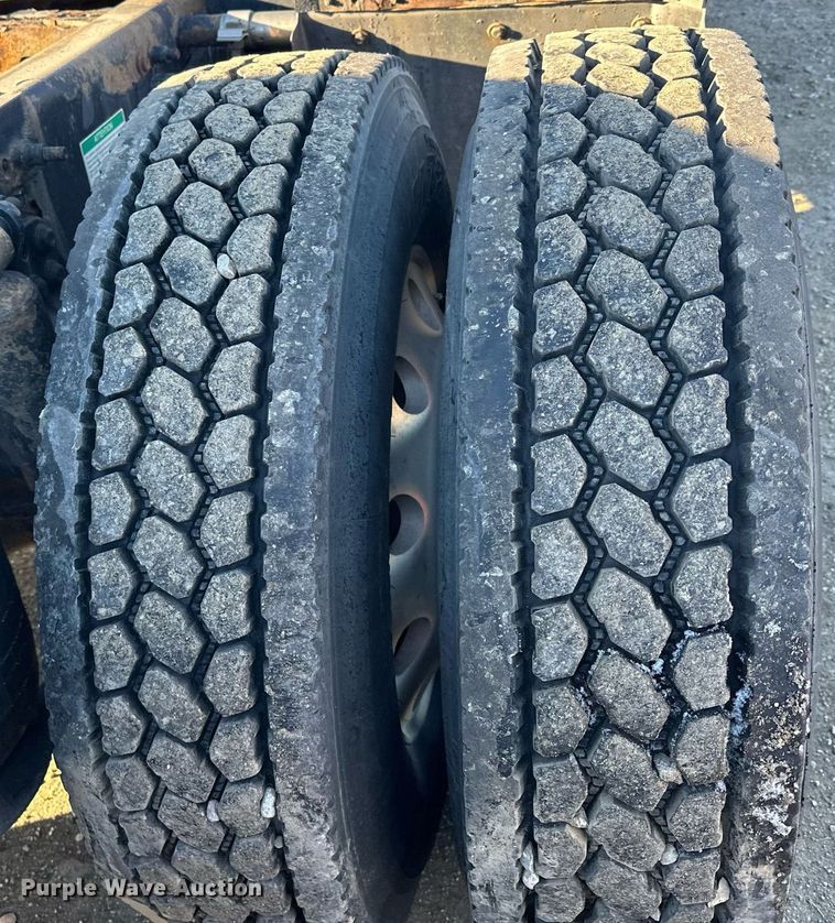 image for item LO9438 2013 Freightliner Cascadia  semi truck