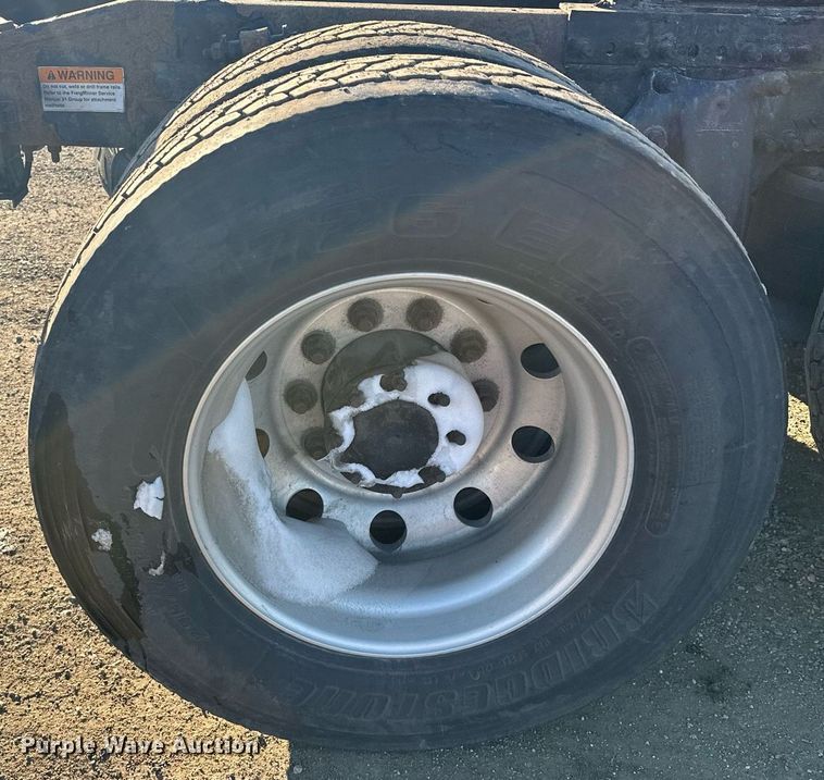 image for item LO9438 2013 Freightliner Cascadia  semi truck