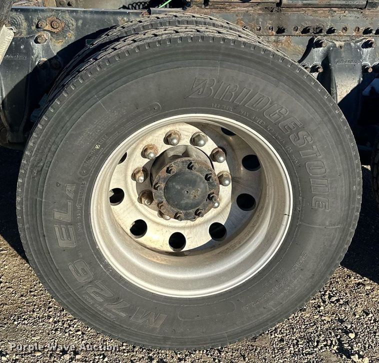 image for item LO9438 2013 Freightliner Cascadia  semi truck