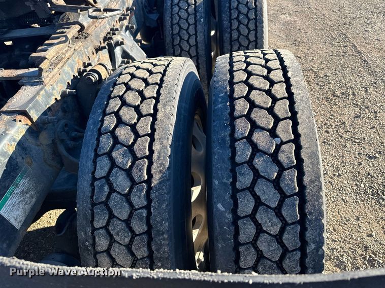 image for item LO9438 2013 Freightliner Cascadia  semi truck