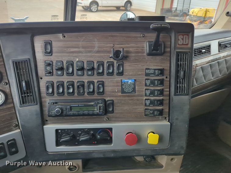 image for item LY9498 2016 Freightliner Coronado 122SD  semi truck