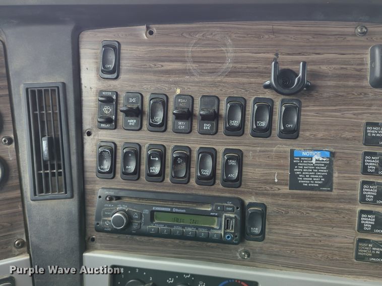 image for item LY9498 2016 Freightliner Coronado 122SD  semi truck