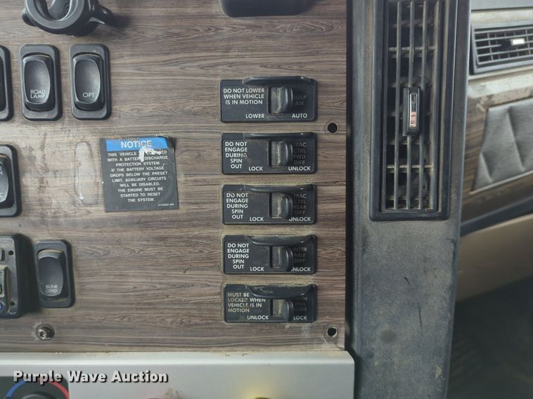 image for item LY9498 2016 Freightliner Coronado 122SD  semi truck