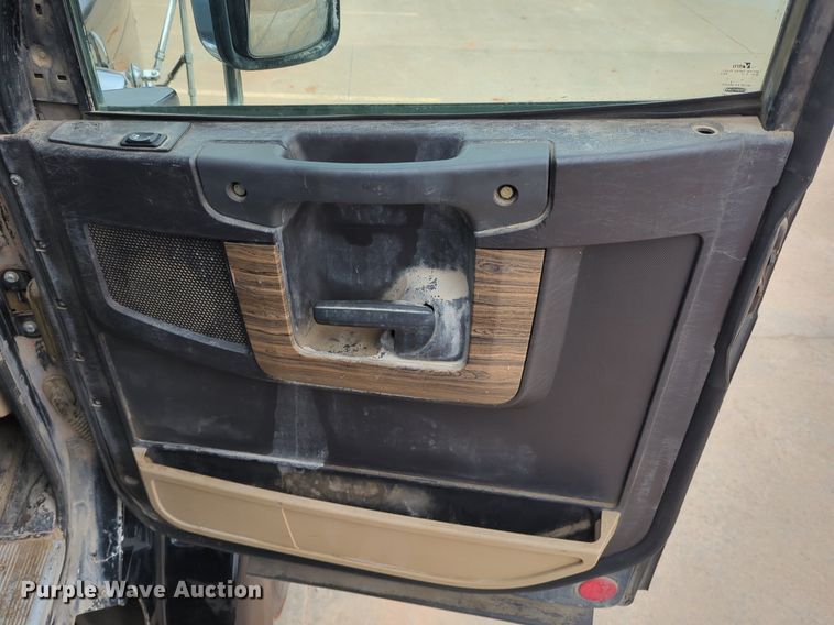 image for item LY9498 2016 Freightliner Coronado 122SD  semi truck