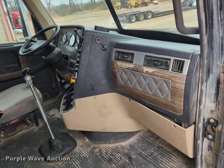 image for item LY9498 2016 Freightliner Coronado 122SD  semi truck