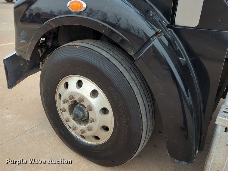 image for item LY9499 2016 Freightliner Coronado 122SD  semi truck