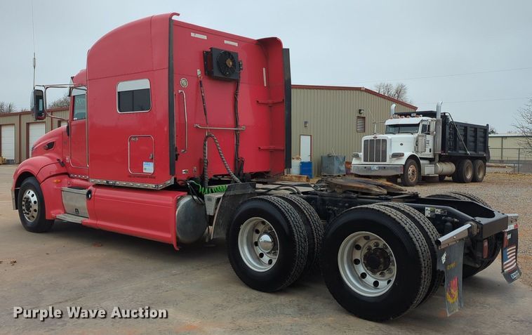image for item LY9500 2013 Peterbilt 386  semi truck