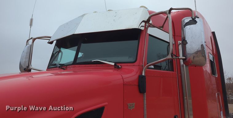 image for item LY9500 2013 Peterbilt 386  semi truck