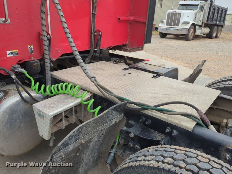 image for item LY9500 2013 Peterbilt 386  semi truck