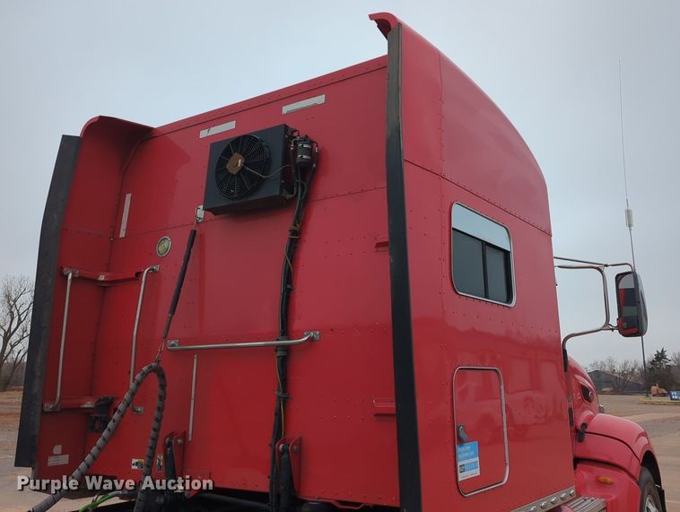 image for item LY9500 2013 Peterbilt 386  semi truck