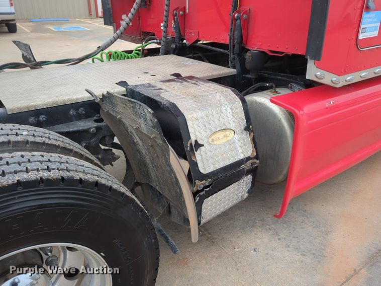 image for item LY9500 2013 Peterbilt 386  semi truck