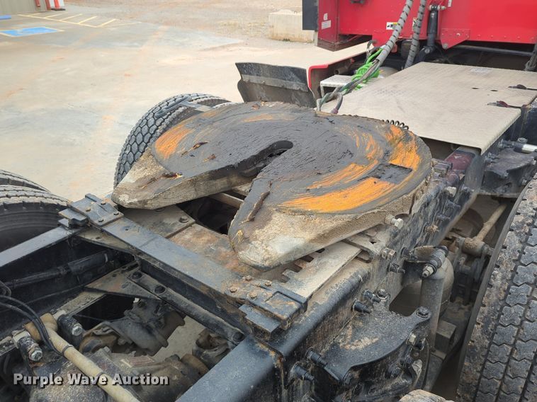 image for item LY9500 2013 Peterbilt 386  semi truck