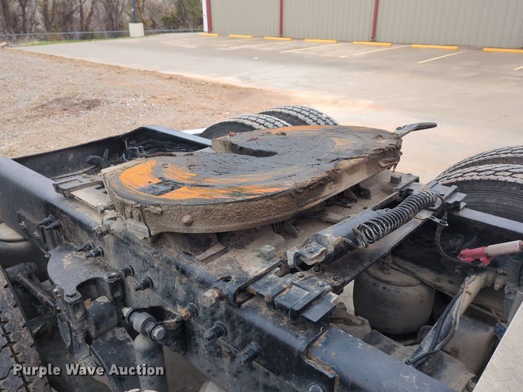 image for item LY9500 2013 Peterbilt 386  semi truck